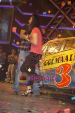 Ajay Devgan, Kareena Kapoor promote Golmaal 3 on the sets of ZEE_s Saregama in Malad on 5th Oct 2010 (6).JPG